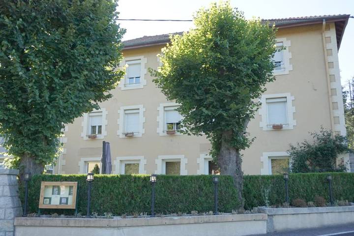 Cottage pour 2 personnes, avec jardin ainsi que vue et terrasse à Beauzac