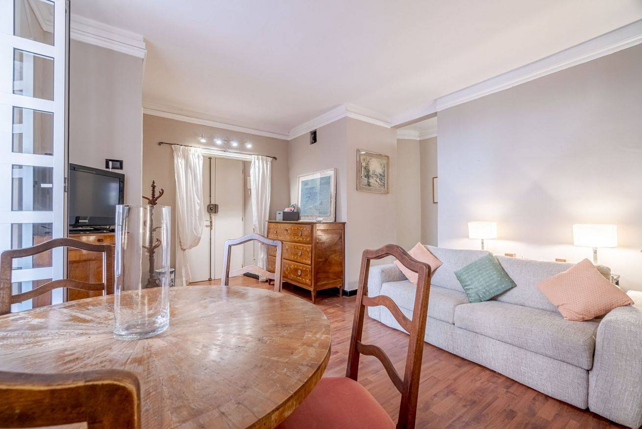 Entire apartment, Elegance of Genoa! Santa Caterina Charming Apt x4 in Genova (City), Genoa
