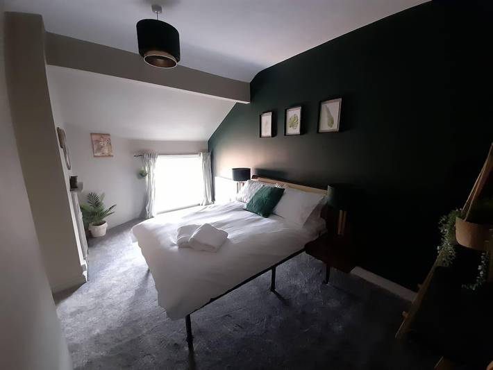 Spacious 5-Bed House - Sleeps 10, Garden & Parking in Manchester, Grand Manchester