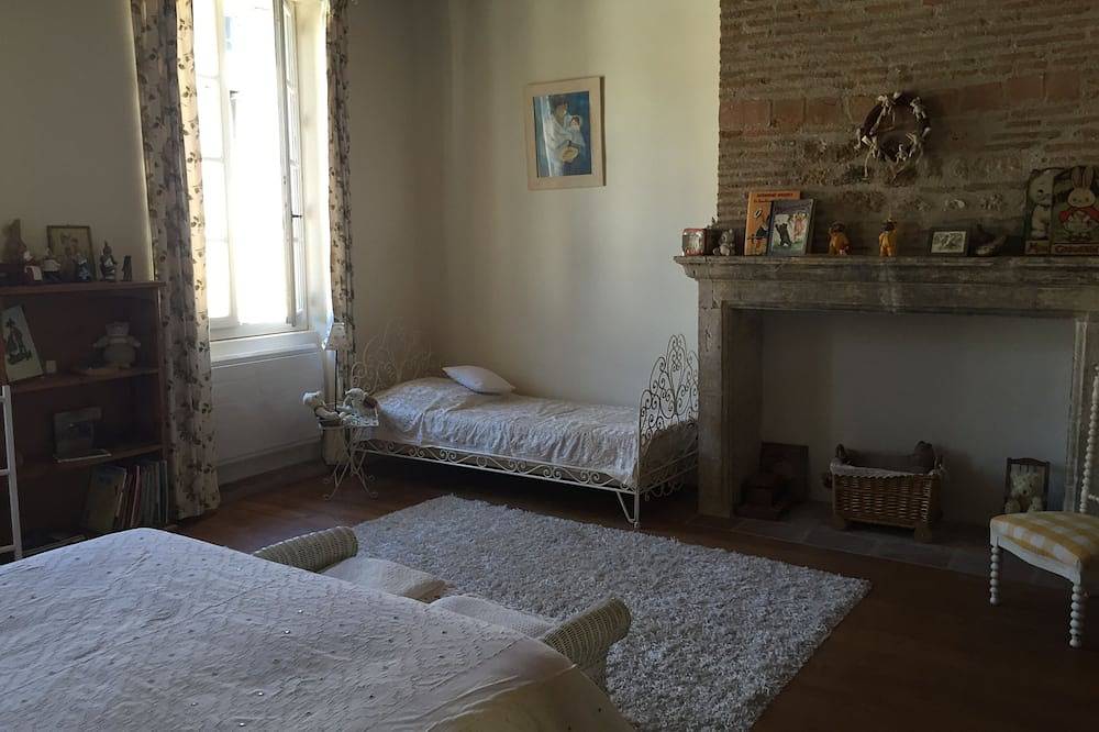Maison de caractère avec piscine dans village médiéval in Lauzerte, Quercy