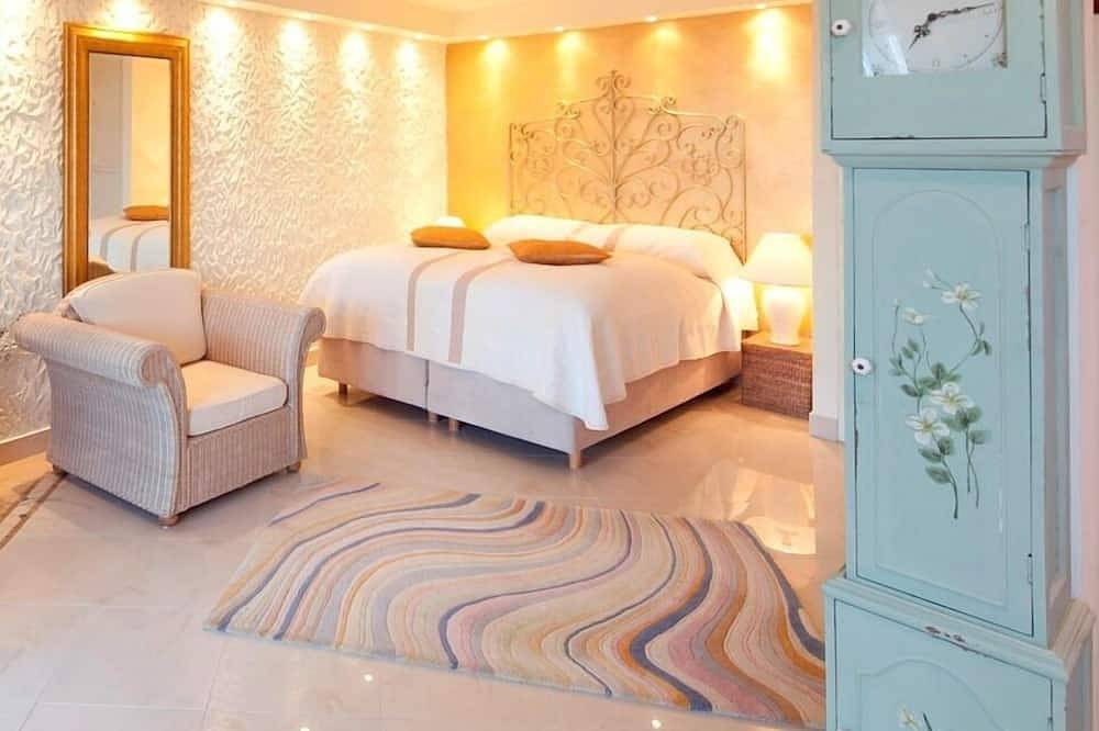 Chic Vis - Villa Tempera - Beachfront , Wifi Boat Mooring , 1200 m2 Olive garden in Rukavac, Split-Dalmatia