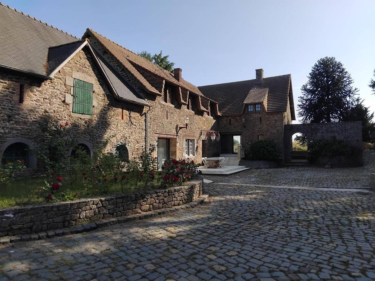 Maison bourgeoise avec grande salle de mariage in Ernée, Mayenne
