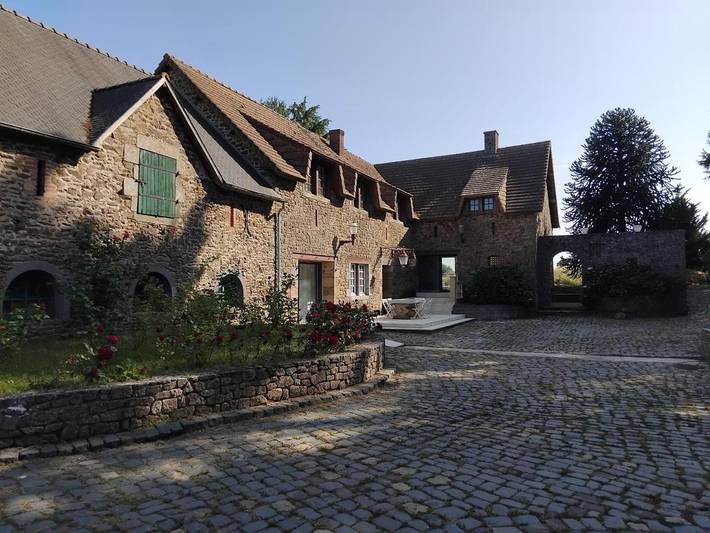 Location de vacances pour 15 personnes, avec vue et terrasse à Ernée