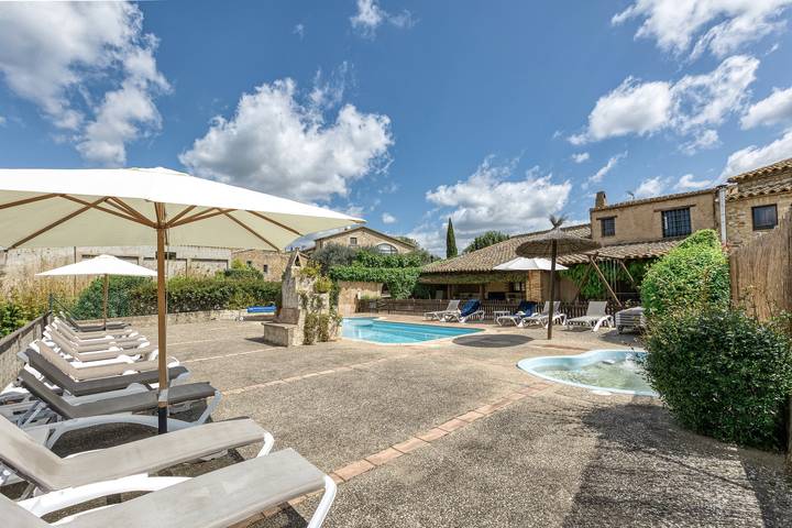 Maison de campagne pour 9 personnes, avec jardin et bassin pour enfant, adapté aux familles dans Llampaies