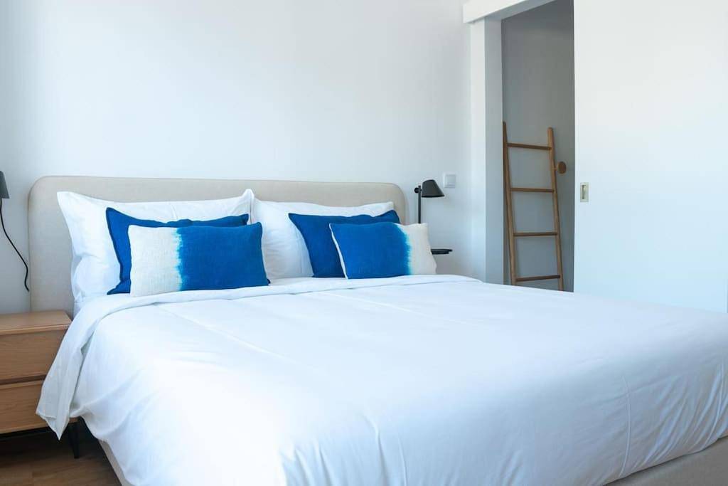 Apartamento inteiro, New Estrela da Praceta Apt w/ 3 Suites & Oceanview in Carcavelos e Parede, Costa de Lisboa
