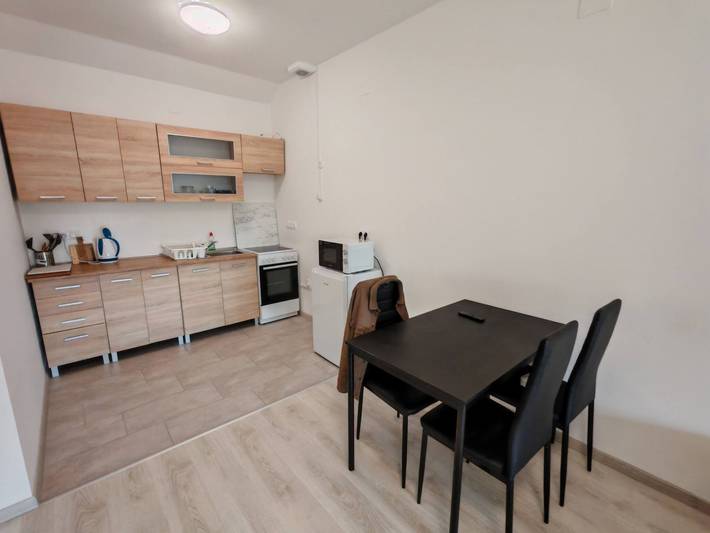 Ganze Wohnung, WorkStay Apartment – Moderner Komfort mit privatem Parkplatz, in der Nähe von Annehmlichkeiten der Stadt in Ketschkemet, Kecskeméti járás