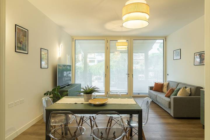 Apartamento entero, Apartamento 'Appartamento Rubino' con piscina comunitaria, Wi-Fi y aire acondicionado in Rivoltella del Garda, Desenzano del Garda