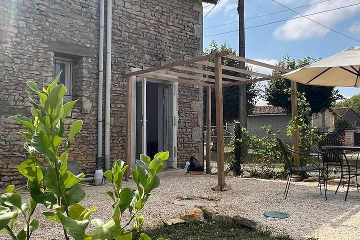 Gîte pour 5 personnes, avec jardin à Savigné