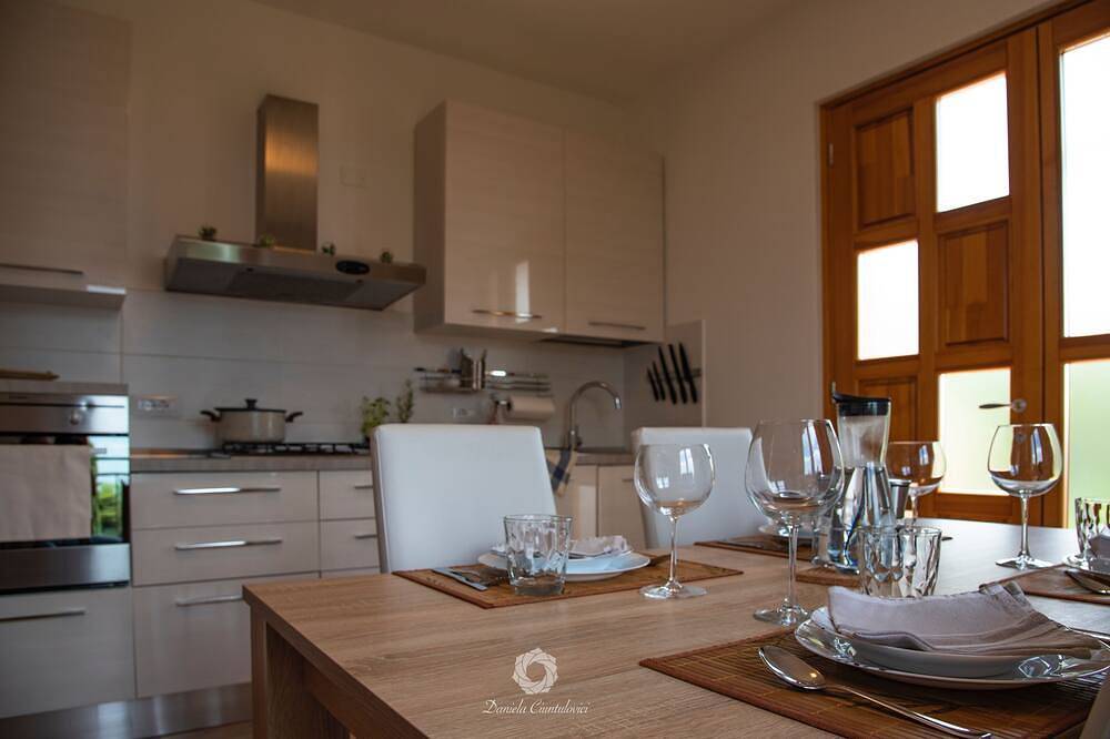 Geheel appartement, Thea apartment Comfort with terrace and balcony in Torri del Benaco, Garda Bergen