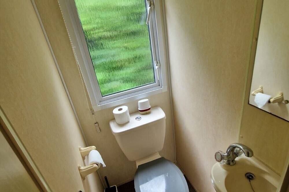 2 Bed Caravan - Sleeps 6 - Pets - Pool - Parking in Aberystwyth, Cardigan Bay