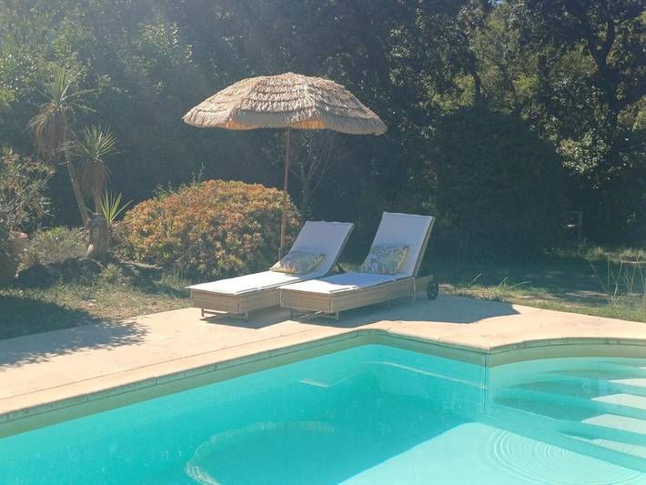 Location de vacances pour 5 personnes, avec Terrasse ainsi que Jardin et Piscine à Cornillon-Confoux