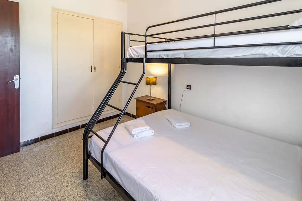 Entire apartment, Sant Genís 19 - top-floor apartment with terrace in Llanca, Upper Empordà