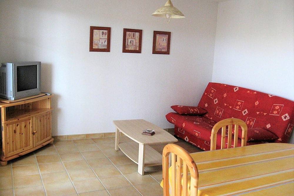Ganze Wohnung, Spacious apartment with terrace and pool 5' walk from the beach in Narbonne Plage, Narbonne