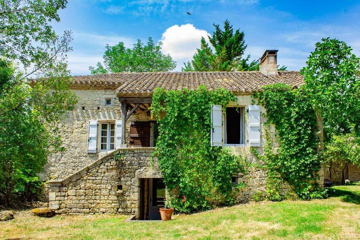 Location de vacances pour 17 personnes, avec vue ainsi que piscine et jardin à Montaigu-de-Quercy - 2