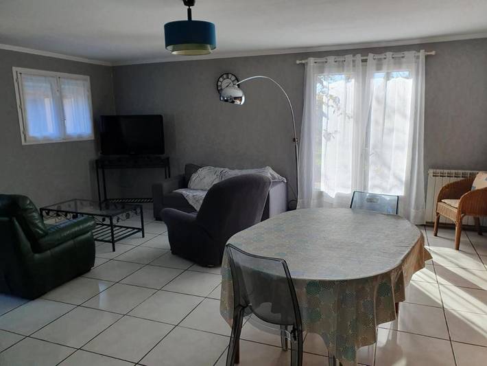 Location de vacances pour 4 personnes, avec terrasse ainsi que vue et piscine, animaux acceptés à Saint-Jean-du-Pin - 2