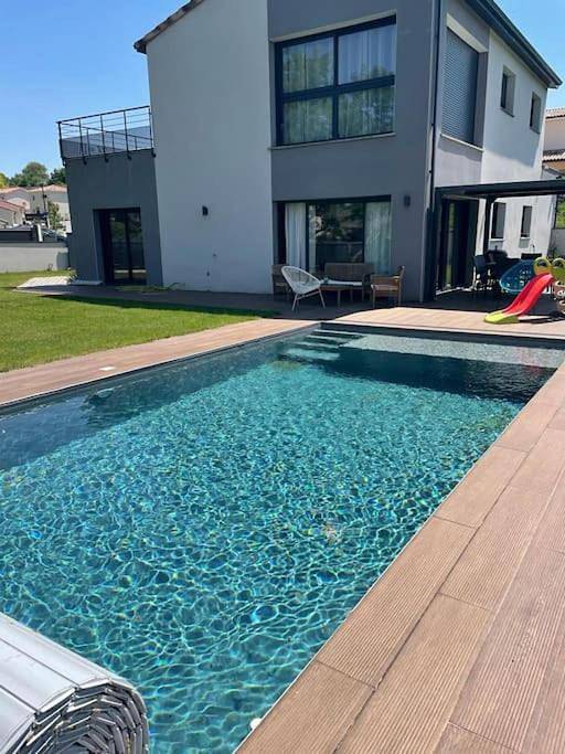 Cottage pour 8 personnes, avec piscine ainsi que terrasse et jardin à Deyme