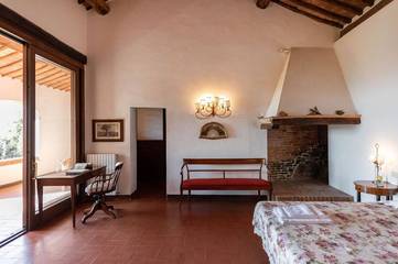 Villa for 12 Guests in Siena, Siena Province, Picture 2