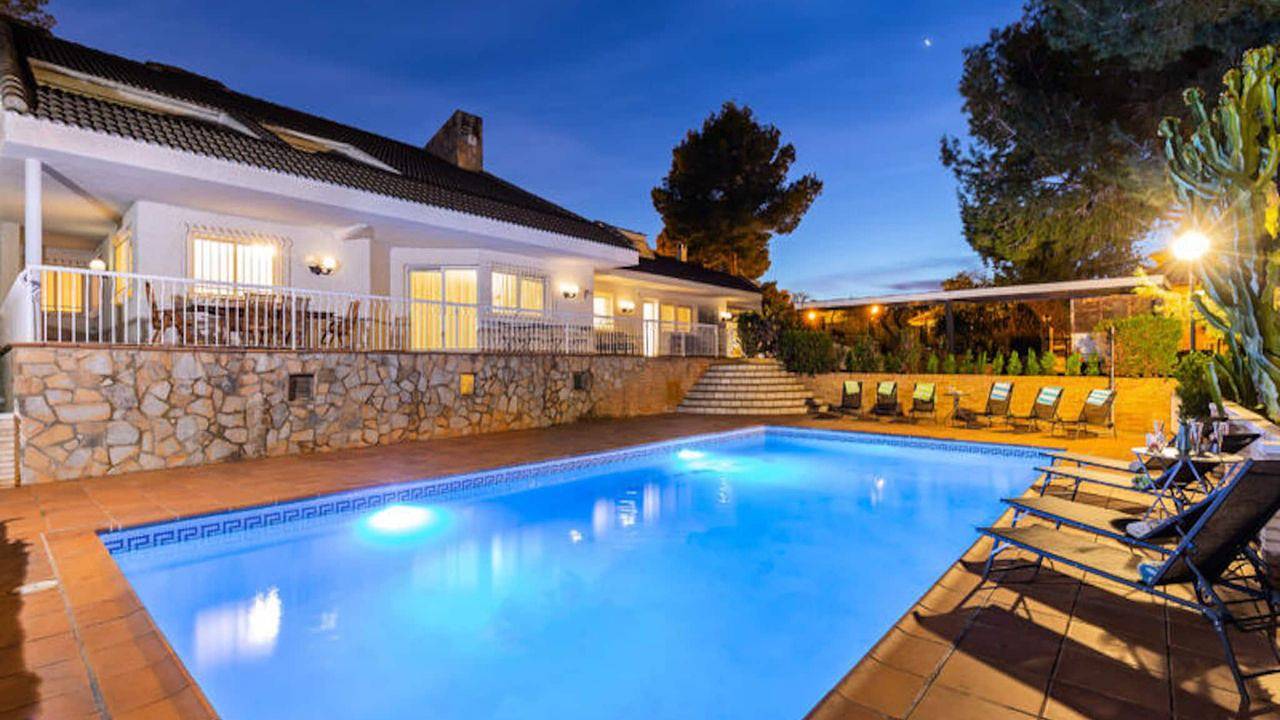 Apartamento vacacional entero, Acogedor refugio con aparcamiento, piscina, TV y jardín in Molina de Segura, Interior de Murcia