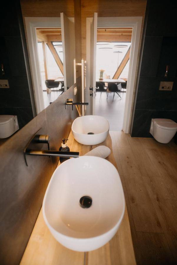 Location de vacances pour 8 personnes, avec Jacuzzi et Terrasse ainsi que Jardin et Vue dans Mărișel - 3
