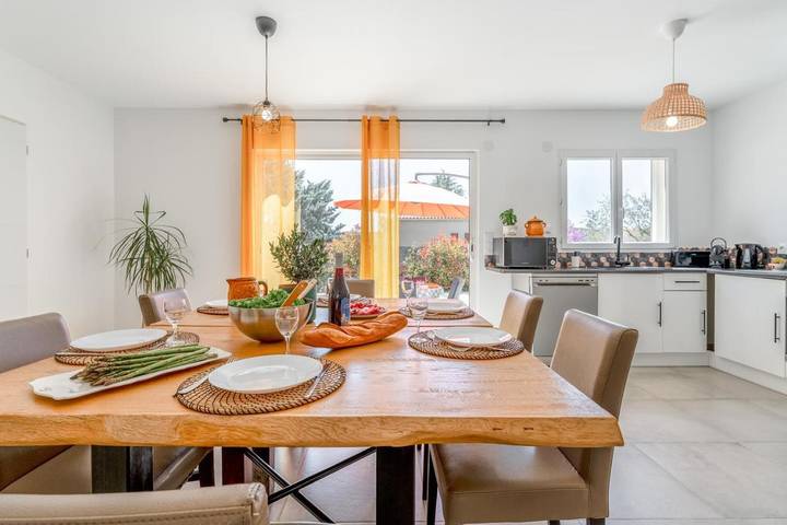 Location de vacances pour 6 personnes, avec vue ainsi que piscine et jardin à Mormoiron - 4
