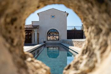 Gîte pour 15 personnes, avec piscine ainsi que jardin et sauna à Lagarde-d'Apt