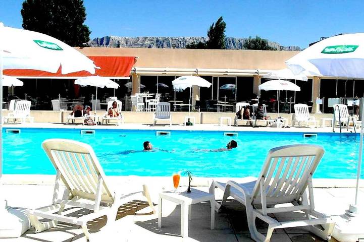 Hotel para 4 personas, con piscina además de terraza y jardín - 1