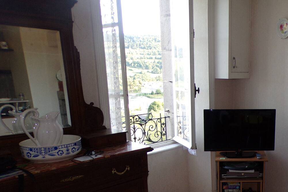 Entire apartment, Apartment In The Heart Of The Mountains Of Central Solid in Volcans d'Auvergne Regional Nature Park