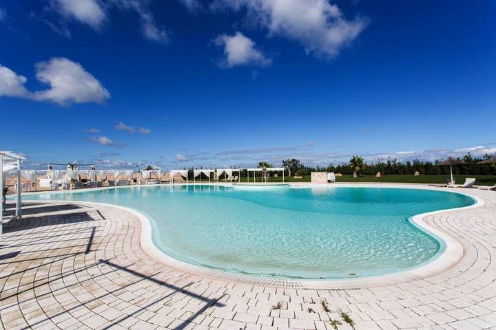 Agriturismo per 3 persone, con piscina e giardino nonché panorama, adatto a famiglie con bambini in Murgia