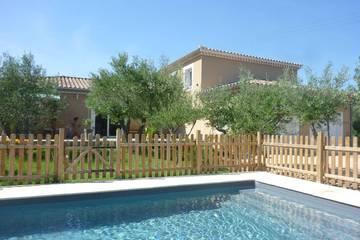 Gîte pour 6 personnes, avec jardin à Saint-Maximin (Nimes)