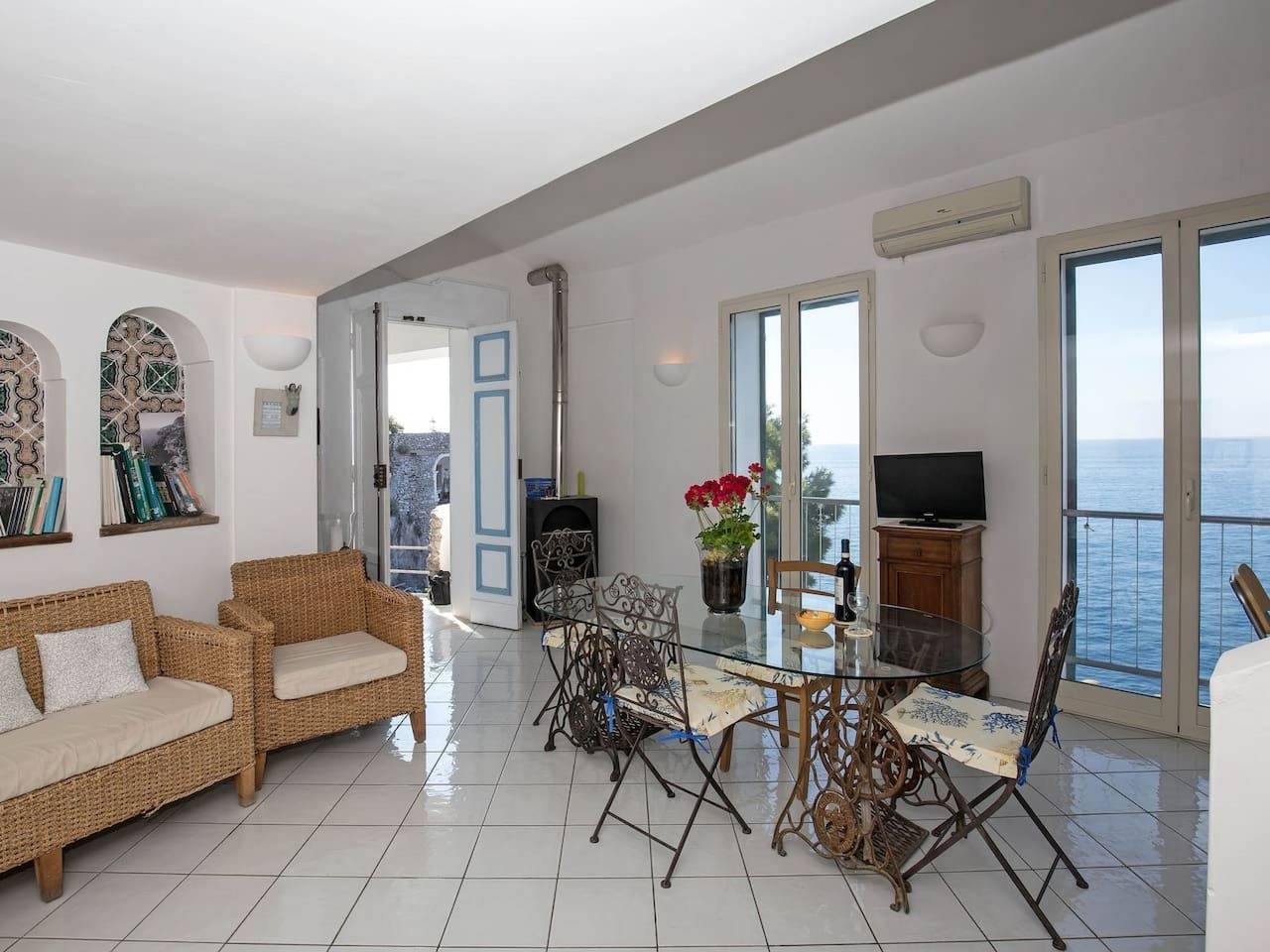 Villa auf einer natürlichen Klippe mit Blick auf das Meer, nur wenige Schritte in Furore, Amalfiküste