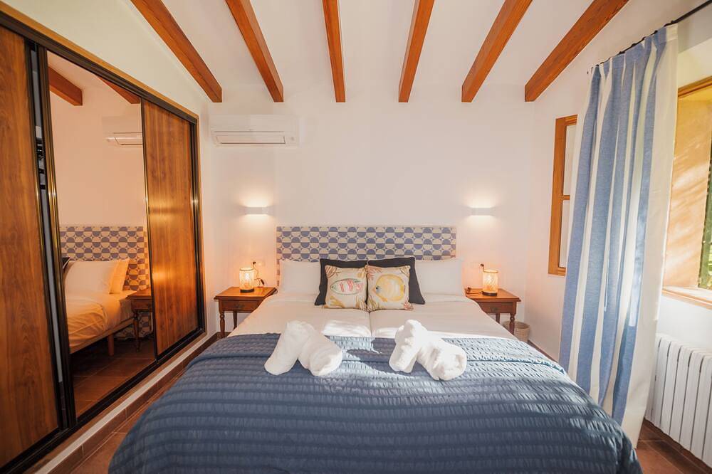 Stunning 4 bedroom villa in Deia, with heated salt pool large garden & sea view in es Clot, Deyá