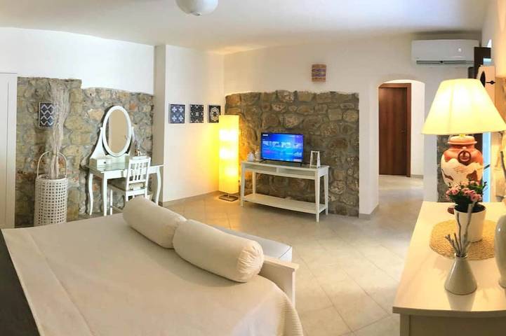 Apartamento entero, Circeii, apartamento con dormitorio, salón y exterior con bañera. in San Felice Circeo, Agro Pontino