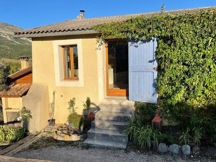 Location de vacances pour 2 personnes, avec vue ainsi que piscine et jardin à Saint-André-les-Alpes - 3