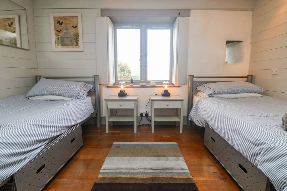 An Skyber, family friendly, character holiday cottage in Perranuthnoe in Cornwall