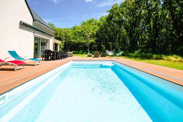 Gîte pour 14 personnes, avec piscine et jardin ainsi que jacuzzi et terrasse, animaux acceptés