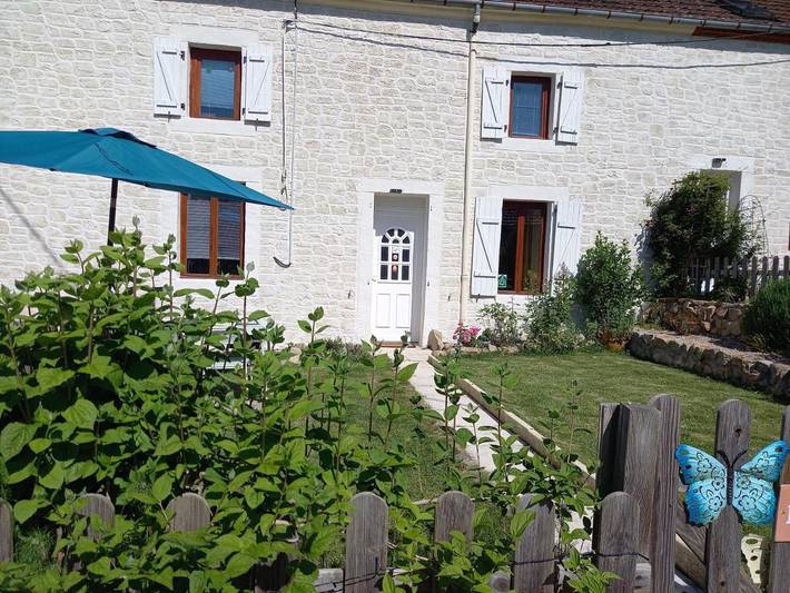 Location de vacances pour 5 personnes, avec Terrasse ainsi que Jardin et Vue dans Sainte-Thérence