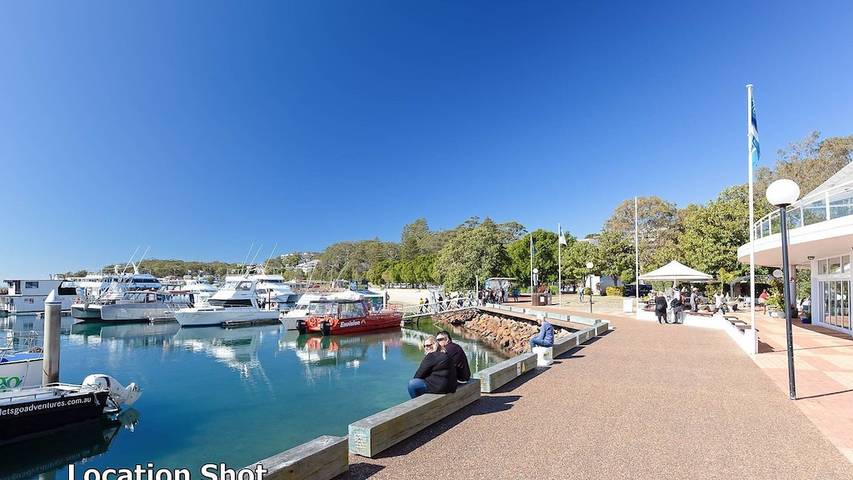 Holiday rental for 7 people, with garden and pool as well as balcony in Nelson Bay