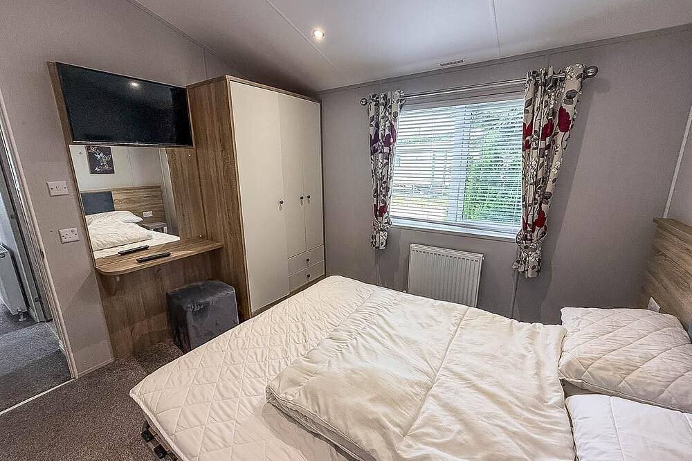 Stunning 4 berth lodge with decking at Breydon Water in Norfolk in Burgh Castle, Great Yarmouth