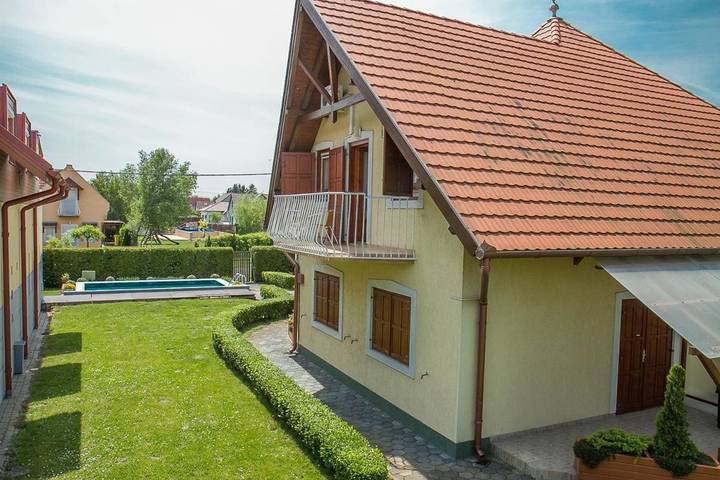 Ferienwohnung für 4 Personen, mit Balkon und Terrasse sowie Garten und Pool in Balatonmariafürdö - 2