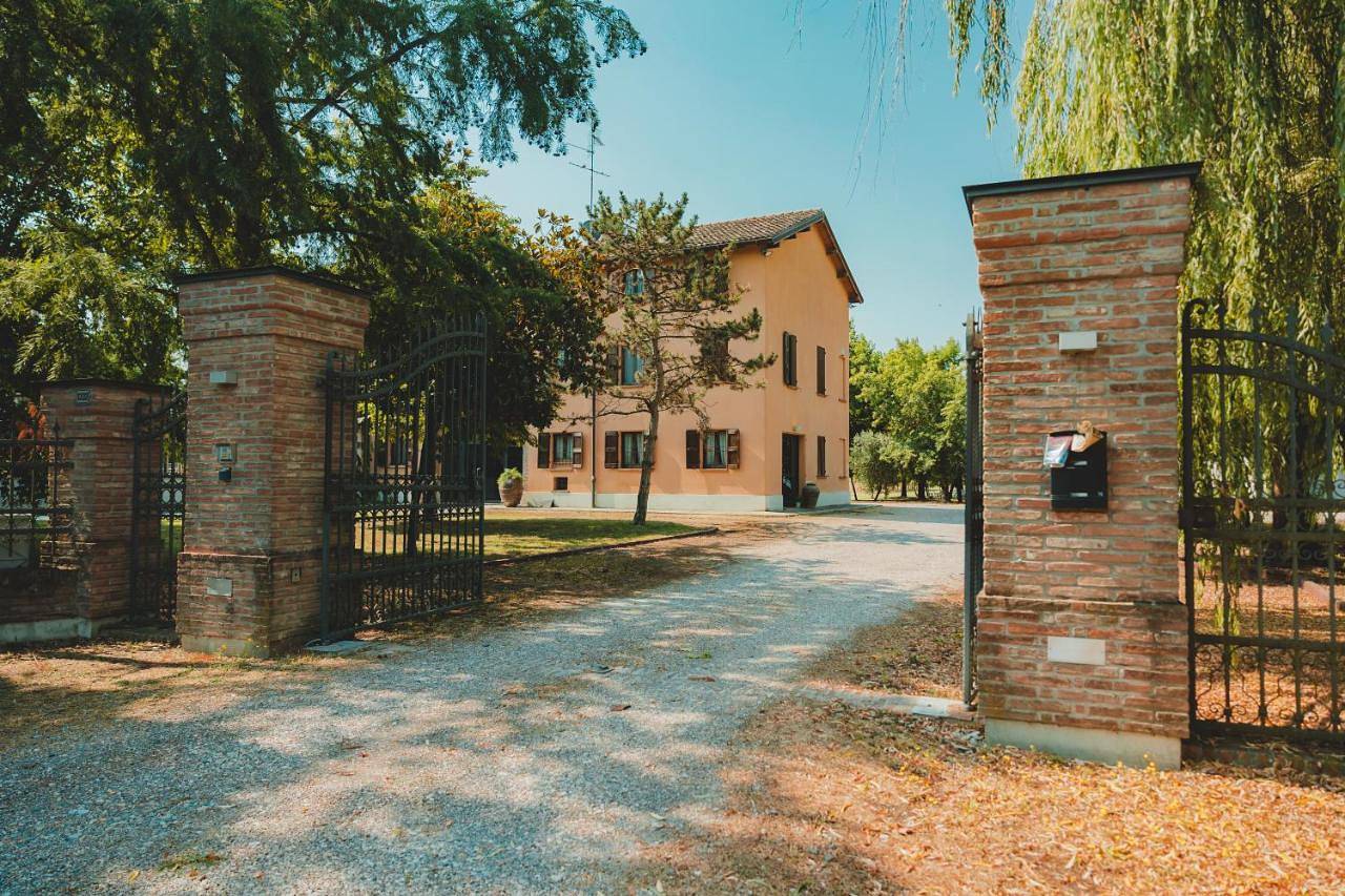 Black Paradise Room in Soliera, Province de Modène