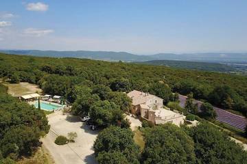 Gîte pour 6 personnes, avec piscine ainsi que jardin et balcon à Bourg-Saint-Andéol