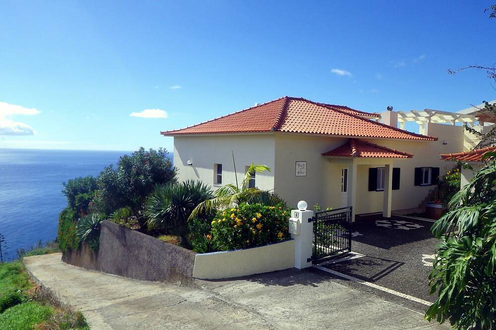 Geräumige madeirische Villa 'Casa do Gabriel' mit privatem Garten und Meerblick in Estreito da Calheta, Madeira