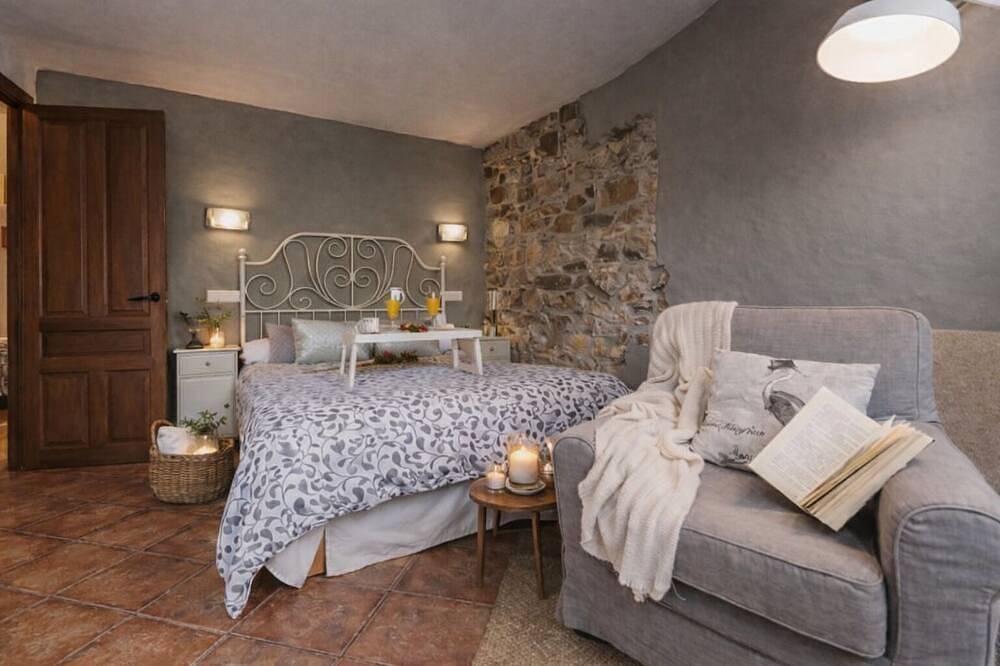 Jacuzzi en dormitorio con vistas a las montañas, barbacoa y chimenea in Teverga, Cordillera Cantábrica