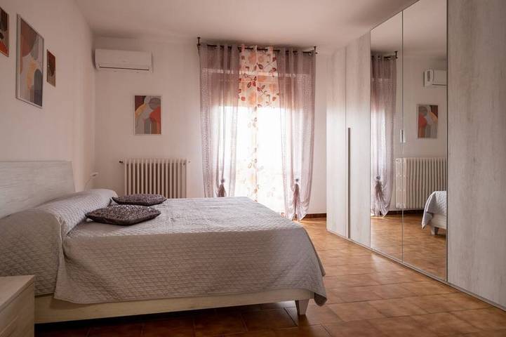 Ganze Wohnung, Cozy apartment of 75 sqm, for 4 people, located on the 1st floor of a building (No lift). The property is located in a strategic position, just 200 meters from the sea and 1 km from the historic centre. A few minutes from the port and the most beautiful in Piombino, Etruskische Küste