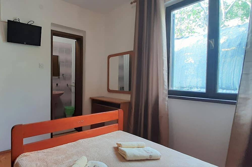 En-suite room Helena nr. 1 in town Krk with air conditioning, Wifi, parking in Krk Town, Krk