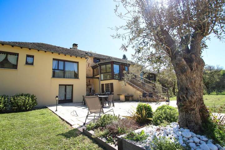 Location de vacances pour 20 personnes, avec jardin ainsi que piscine et vue, animaux acceptés à Centrès