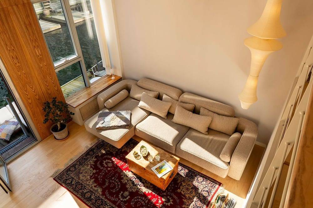 Design canal house directly on the water with private floating terrace in Hovedstaden