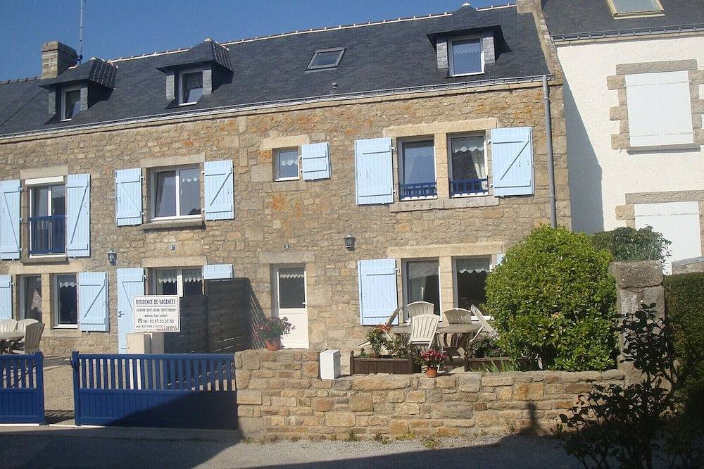 Breton casa ubicada en un pueblo costero auténtico en Bretaña in Plouharnel, Côte des Mégalithes