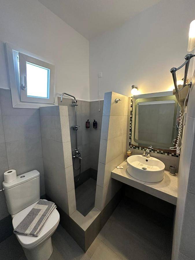 Sardis Rooms in Kímolos