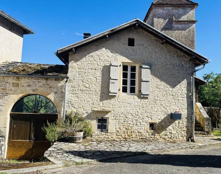 Location de vacances pour 8 personnes, avec vue et terrasse ainsi que jardin et piscine à Pontcirq - 4